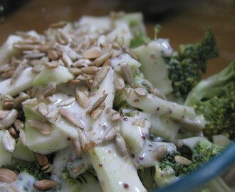 Broccolisalat med creamy honning & sennepsdressing