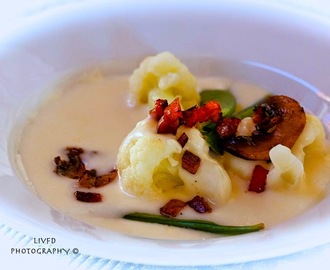 Blomkålsuppe med forvellede sukkererter, og grantityr av sprøstekt shampinjong, rød paprika og baconterninger