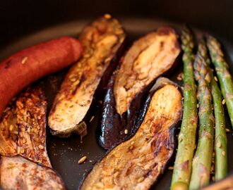 Kjapp middag med reinsdyrspølse, aubergine og asparges