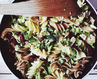 Pastasalat med crème fraiche