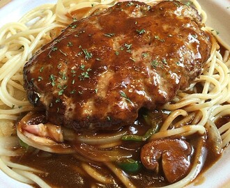 Hjemmelaget burger med spagetti og brunsaus! Kan lages kjøttfri og glutenfri