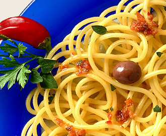 Spaghetti med rød pesto og chilipepper