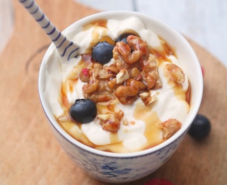 Gresk yoghurt med karamelliserte nøtter