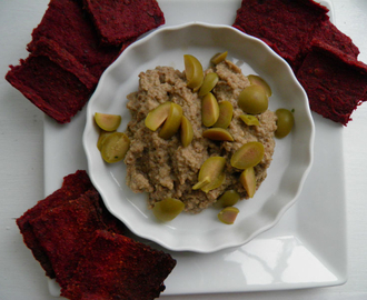 Rødbete - og quinoakjeks med Aubergindip (Baba Ganoush)