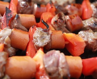 Grillspyd med entrecote, pølse, paprika og cherrytomat