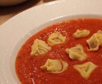 Tomatsuppe med paprika og pasta