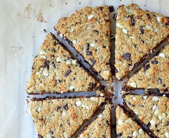 Sunne scones med mørk sjokolade og cottage cheese