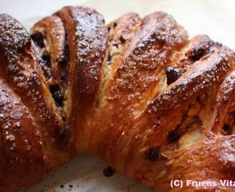 Kringle med honning, valnøtter og sjokolade i svingene