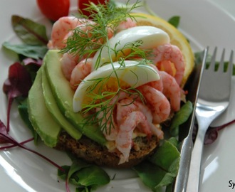 Rekesmørbrød med majones, egg og avocado