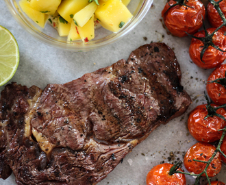 Grillet entrecote med mangosalsa og langtidsbakte tomater