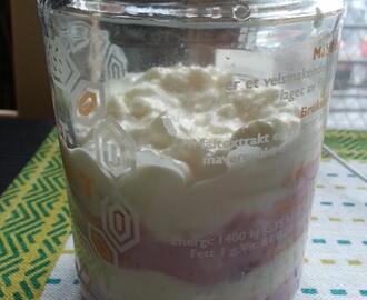 Cottage-chees og yogurt på glass