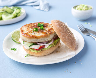 Lofotburger med spicy agurksalat, ovnsbakt paprika, rømmedressing og avokado