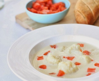 Blomkålsuppe toppet med røykt ørret