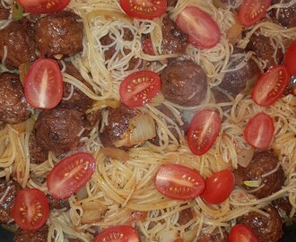 Kjøttboller og spagetti.