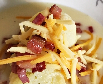 KREMET BLOMKÅLSUPPE m / bacon og revet cheddar ost