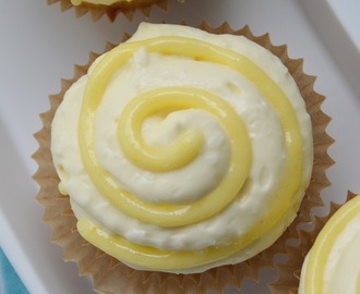 Sitron cupcakes med kokos frosting og lemon curd virvel.