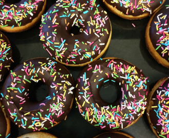 Cake doughnuts med sjokolade glasur og sprinkles