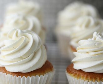 WHITE CHOCOLATE CREAM CHEESE FROSTING