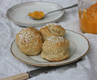 Slik lager du lemoncurd og klassiske scones