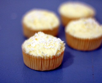 Tropiske cupcakes med kokos og ananas.