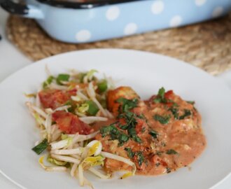 Kyllingkjøttboller med cottage cheese i sterk tomatsaus servert med appelsinsalat