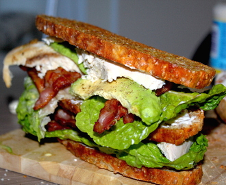 Club Sandwich – Kalkun, bacon, salat og avokado sandwich