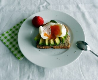 Frokost – smørbrød med avocado og smilende egg