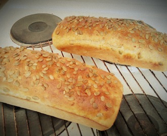 Saftig gulrotbrød med gresskarkjerner.