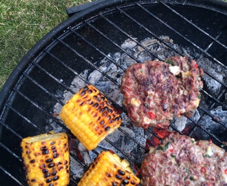 HJEMMELAGET HAMBURGER MED OST OG CHILI