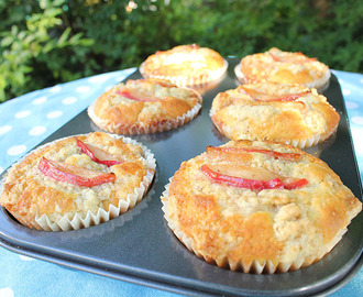 American Apple Muffins with Oatmeal Crumble