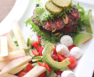 Hamburger med mozzarella, avokado og eple