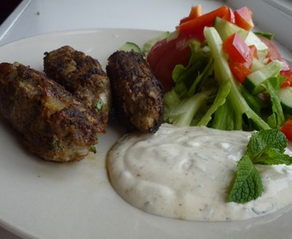 Kebabkrydret kjøttdeig med yoghurt og myntedressing.