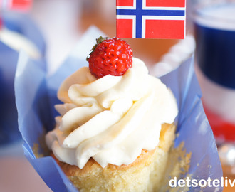 Cupcakes til 17. mai med vanilje, jordbær og hvit sjokoladekrem