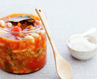 Minestronesuppe med bønner og parmesan