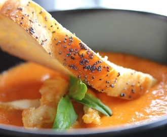 Hot tomatsuppe med nepe og papaya