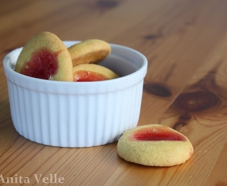 Vanillacookies with redcurrant jelly