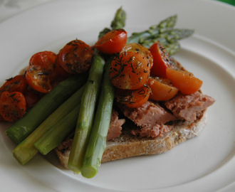 Smørbrød med champignonpate, confiserte tomater og asparges