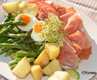 Salat med spekeskinke, lune poteter og asparges