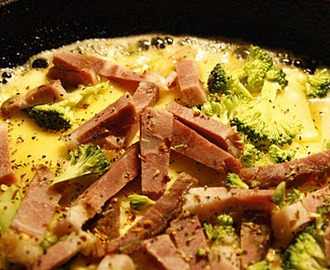 Omelett med svinebog og brokkoli