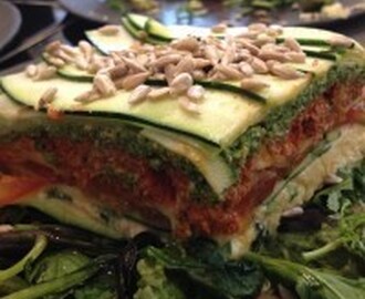 Rå vegansk lasagne med cashewost, pesto og soltørket tomatsaus