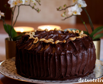 Banankake med peanøttkrem og sjokoladeglasur