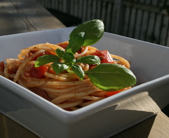 Spaghetti med ansjos og tomatsaus