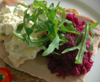 Smørbrød med ribbe, rødkål og eplesalat