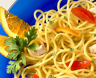 Spaghettini med sverdfisk, pistasjenøtter og appelsiner