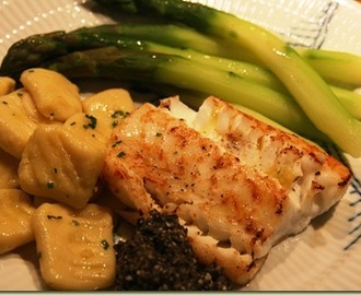 Strøm torsk med gnocci, tapenade og asparges