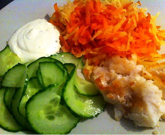 Stekt fisk med råkostsalat og hjemmelaget rømmedressing