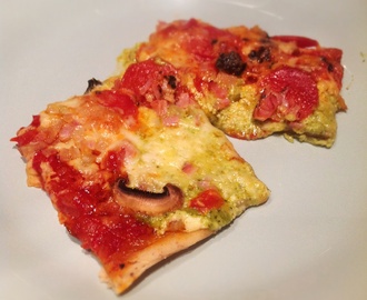 Hjemmelaget pizza – Tomatsaus eller creme fraiche og pesto på tynn bunn