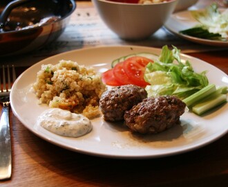 Lammekebab med urte- og aprikosquinoa og yoghurtdressing