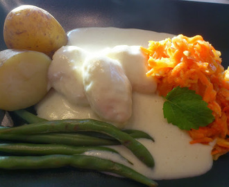 Hjemmelagede fiskeboller i hvit saus