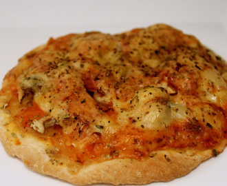 Hjemmelaget pizza med ost og skinke